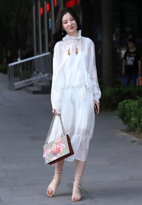 黑色|街拍:身材苗条的美女,黑色背心配短裙,尽显时尚达人风采