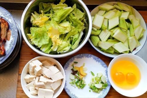 鲜嫩|炒丝瓜不要直接炒，下锅前多做2步，颜色翠绿不发黑，鲜嫩又入味