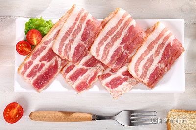 买培根时 无论什么大牌子 只要包装上有这3个字 都是合成培根 粉紫色