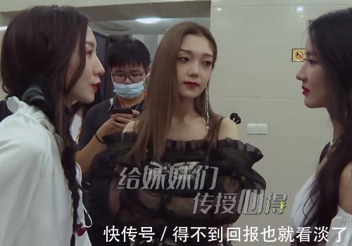 孟美岐嘱咐硬糖少女303成员，谁留意陈卓璇的位置熟不熟很明显