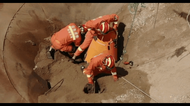 消防员|蓬莱一工人施工不慎被埋，消防员生死营救！