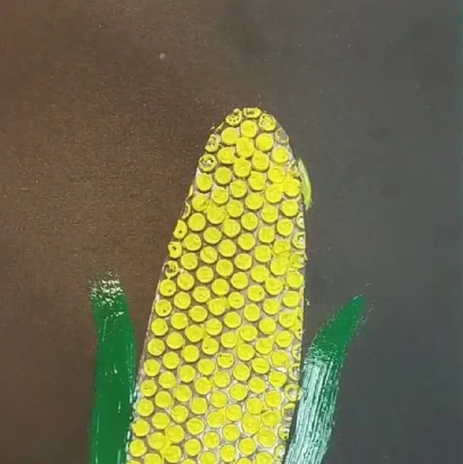 儿子$儿子想吃玉米，宝妈直接给个塑料气泡膜，网友：反手给她一个赞