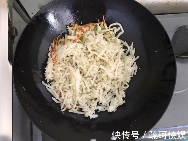 做法|秋天就馋土豆这个做法，当饭又当菜，儿子出锅吃了2碗