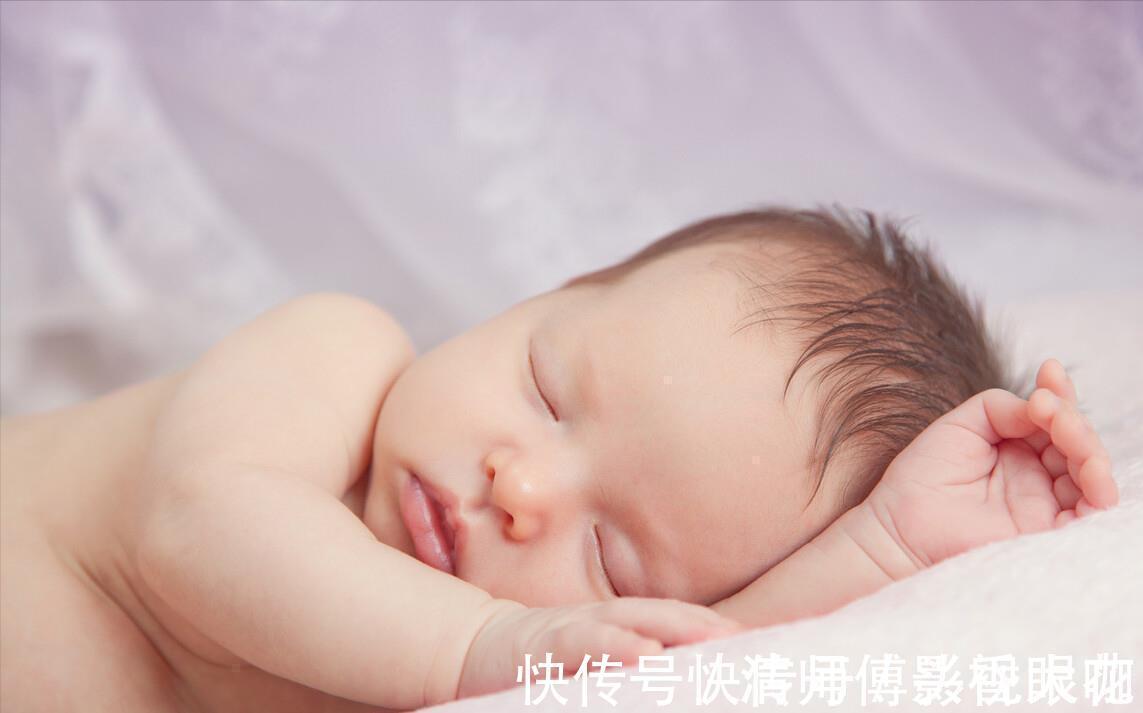 睡眠质量|新生儿老摆出“举手投降”的睡姿？正不正常你说了不算，看月龄