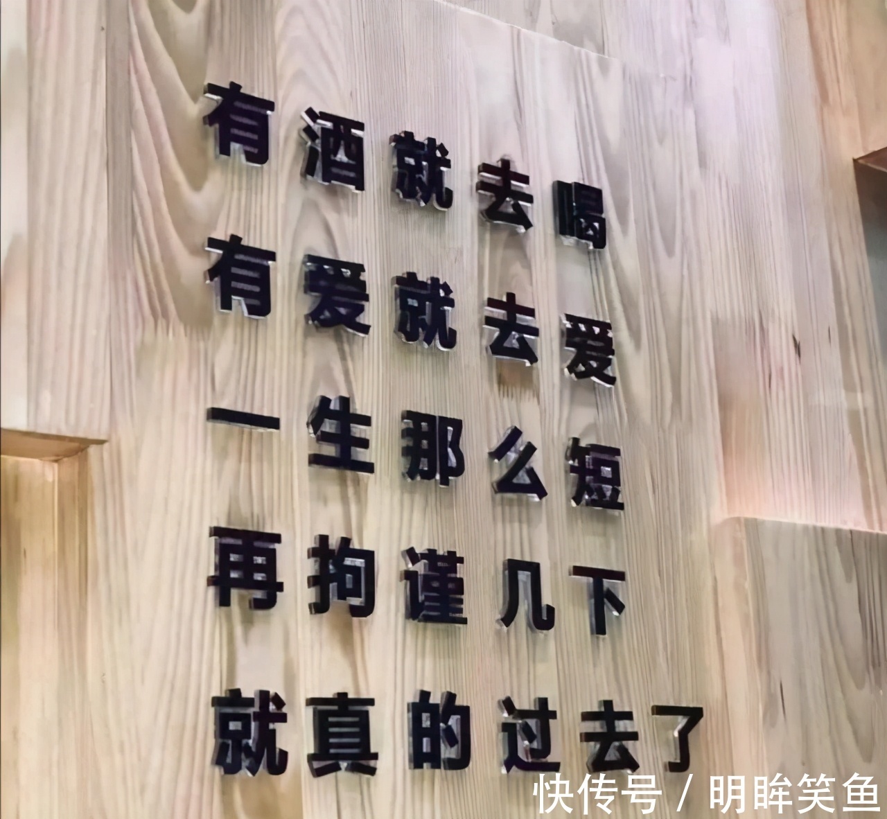 |搞笑GIF趣图:妹子表演的节目搞笑得连自己都忍不住笑场了