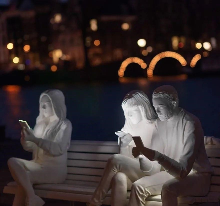 lucas&这位雕塑家的一个作品,让看到的人,戒掉对手机的依赖