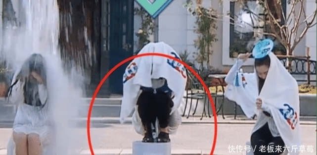 座位|程潇生理期坚持录跑男?遇高压水枪站座位上,看清姿势:是对节目最大的尊重