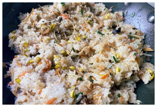 炒糯米饭要牢记2个小窍门，炒出来的糯米饭，粒粒晶莹，香甜软糯