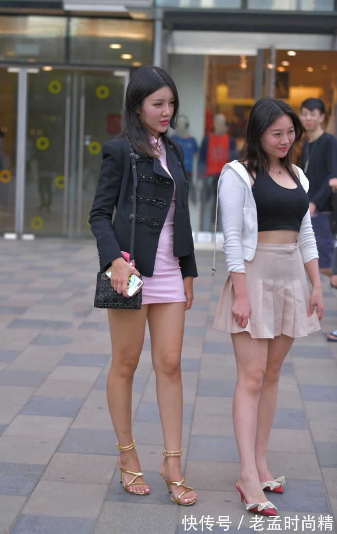 轻熟|街拍: 身材微胖的两个美女, 裙装搭配, 轻熟气质遮不住