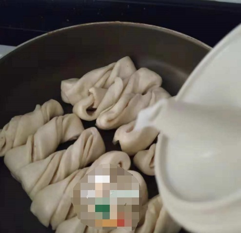 黑芝麻|早餐我做了这道美味，香脆松软，儿子都吃嗨了，三天两头准做一锅