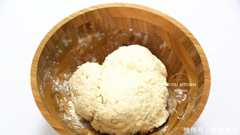 找对方法,即使用冷水和面,烙好的葱油饼,照样外酥里软