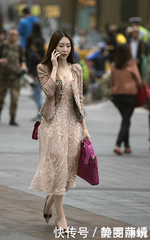 美女街拍衣服藏了5年,面料都“长草”了,就这样还敢穿出门