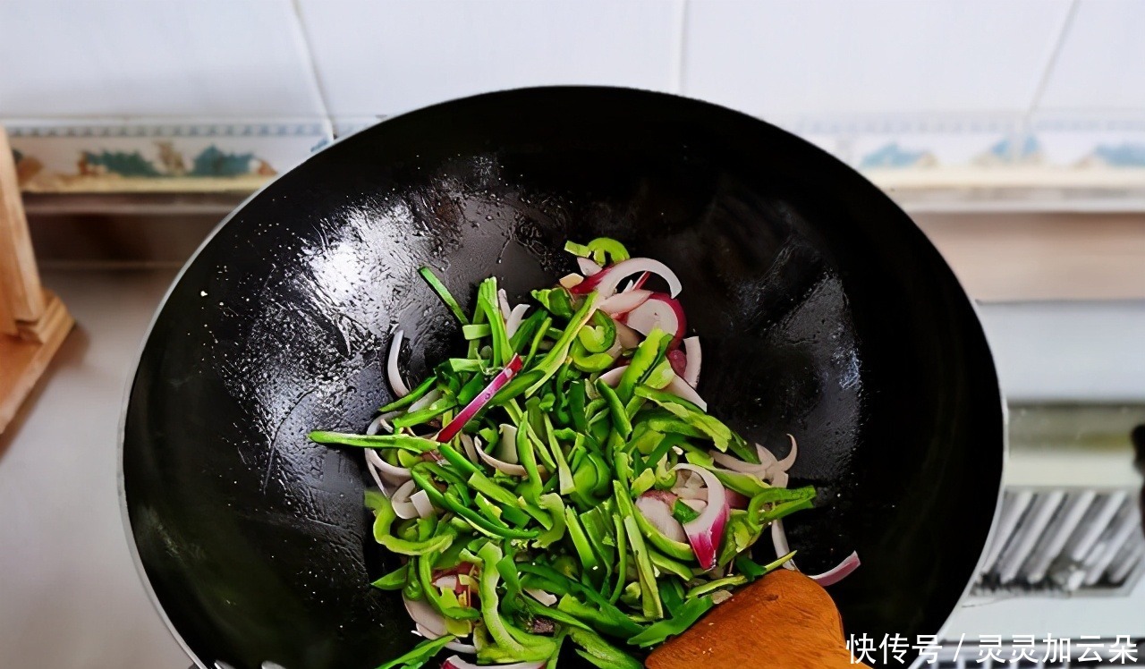  两口子的快手午餐，荤素搭配简单好做，炒肉丝嫩滑入味有窍门