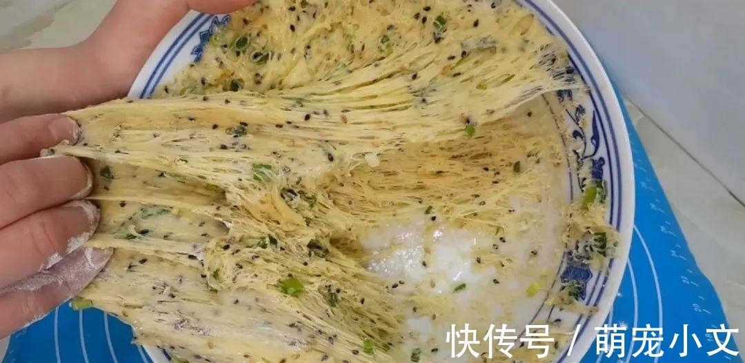 芝麻鸡蛋这样做，撒1把葱花，比鸡蛋饼都好吃，出锅孩子抢着吃