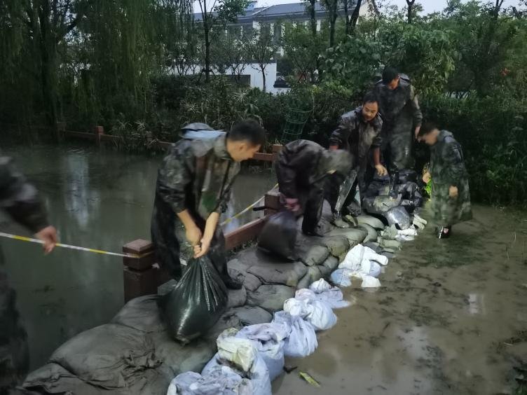 桐乡|防汛一线，桐乡乌镇这抹“迷彩绿”许下21岁生日愿望：“愿村民们都平安！”