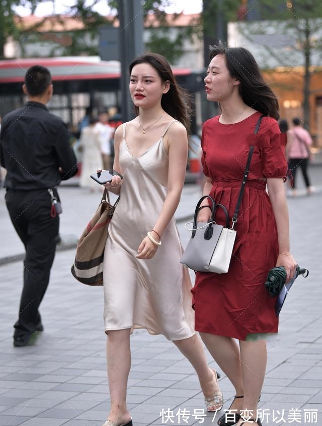 拖鞋 灰色丝质长裙搭配透明小跟拖鞋,时髦性感,优雅的轻奢穿搭!
