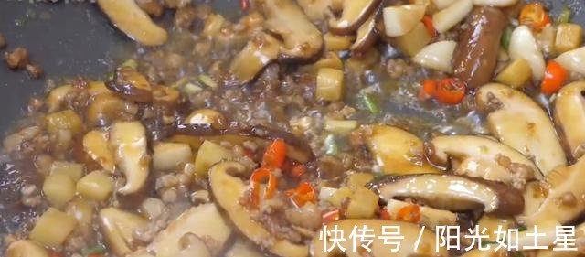 香菇炖豆腐越炖越香,出锅满屋飘香,好吃又下饭,比吃肉还过瘾!