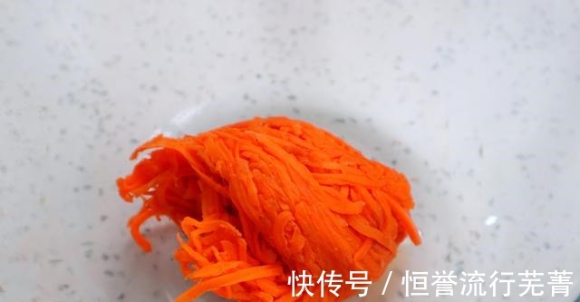 胡萝卜丝|秋天雨水多，遇到这碱性蔬菜记得吃，1块一斤，切丝一蒸营养美味！