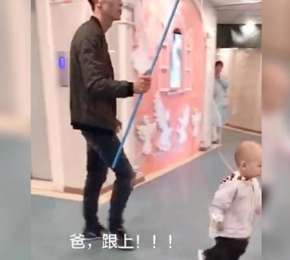 宝宝|2岁萌娃挂点滴“溜爹”,医生在一边都看懵了,宝宝:爸,跟上