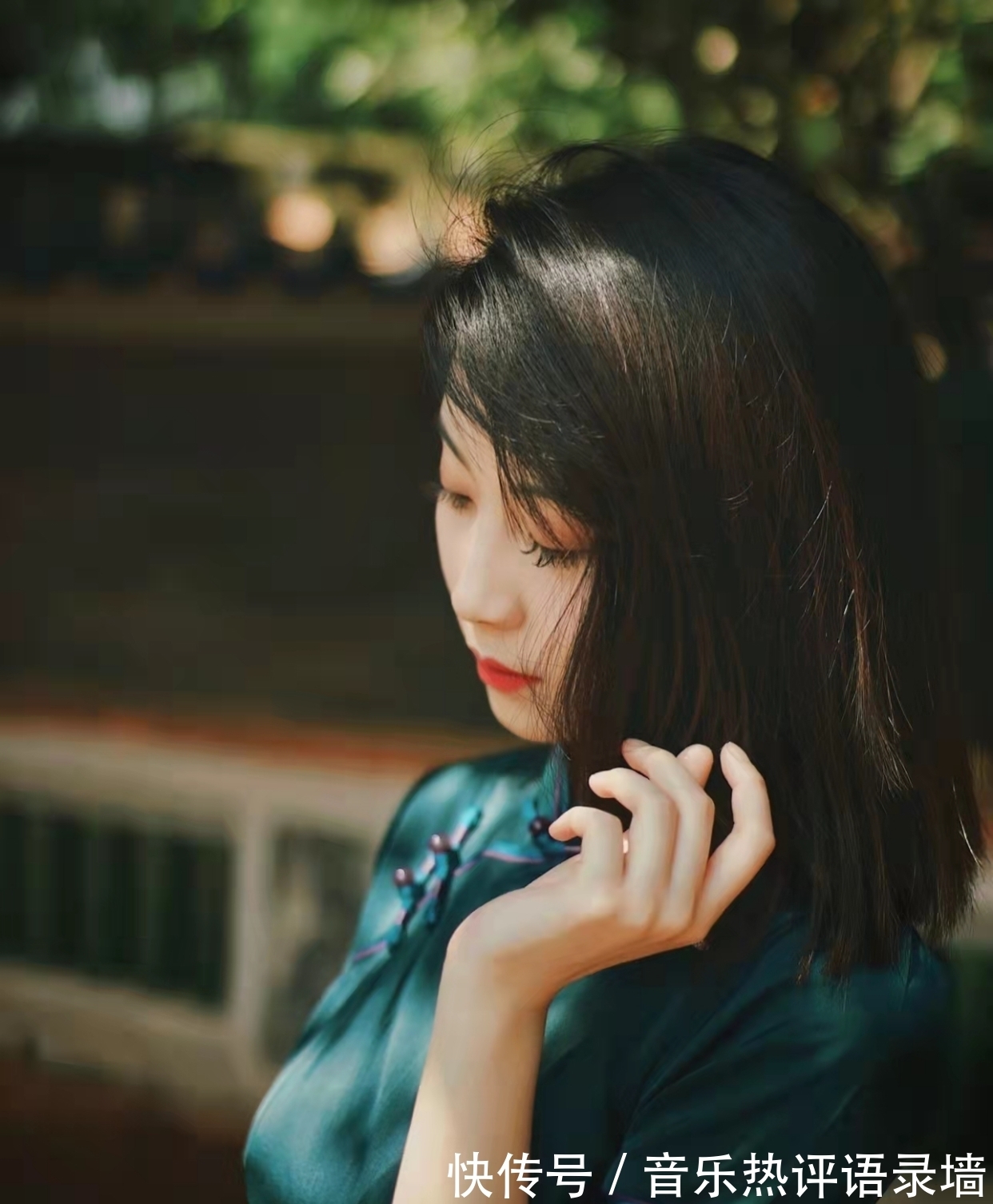 碧水流$七律:翠叶随风邀客笑,黄花映日对眸开