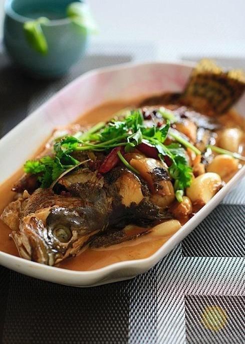 美食推荐：西红柿烧茄子，宫保虾球，红烧鳜鱼，蒜子啤酒蛙的做法