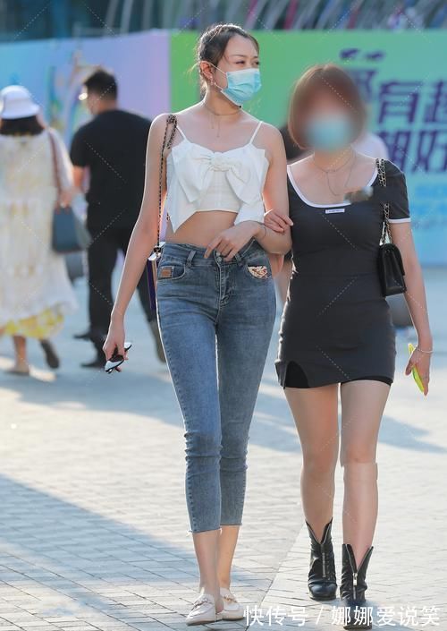 时尚达人|时尚达人，身穿白色吊带露腰，秀美小腹
