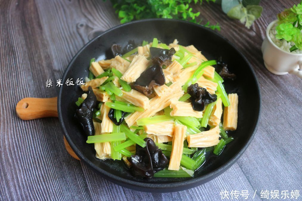 年后都爱吃素菜？这三种素菜一起炒，美味营养，上桌就光盘