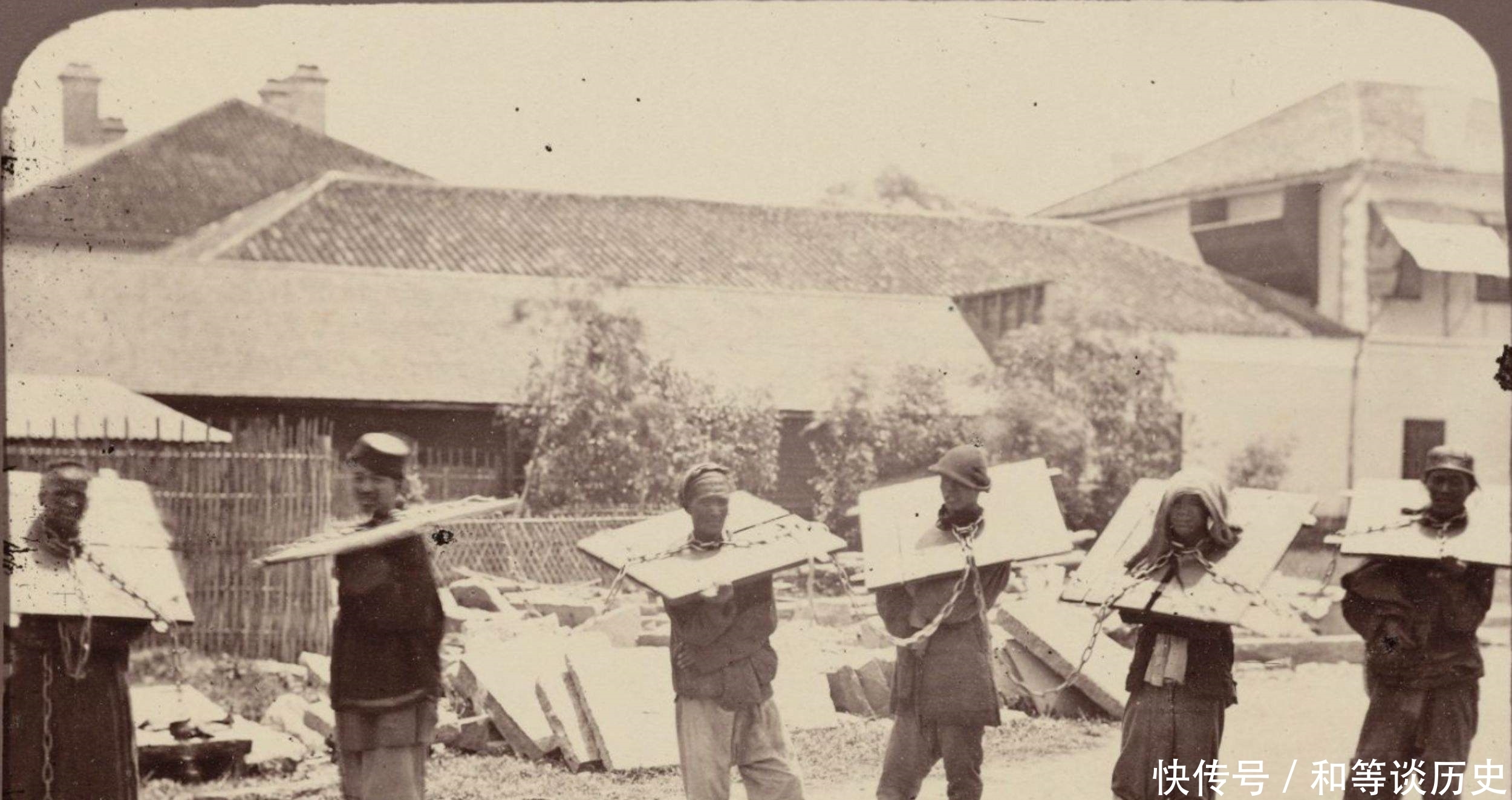 大臣|清朝老照片:图一的大臣下轿好威风,图三学堂的黑板报亮了,现代没人敢画