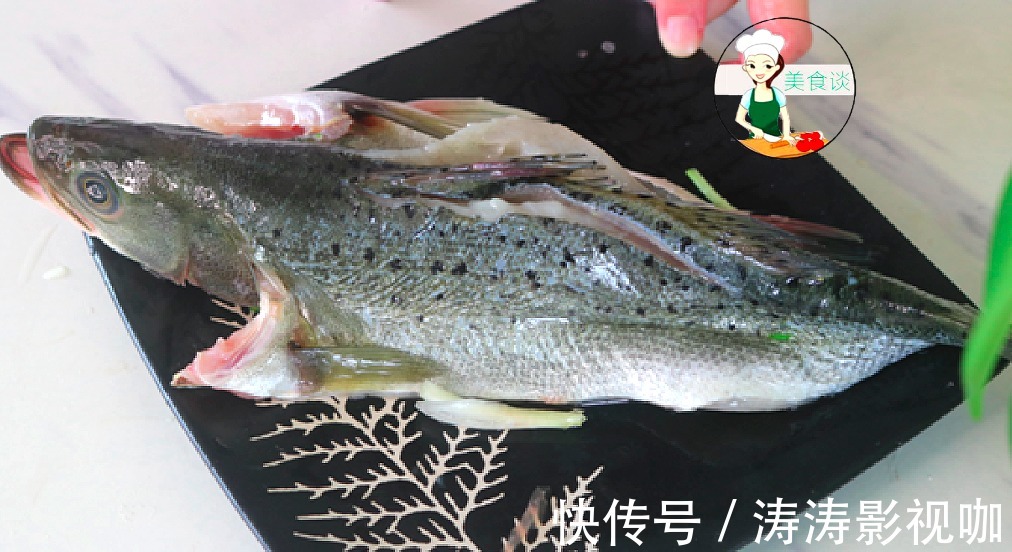 清蒸鲈鱼时,放盐和料酒都不对,牢记蒸鱼三技巧,鱼鲜嫩不腥不柴