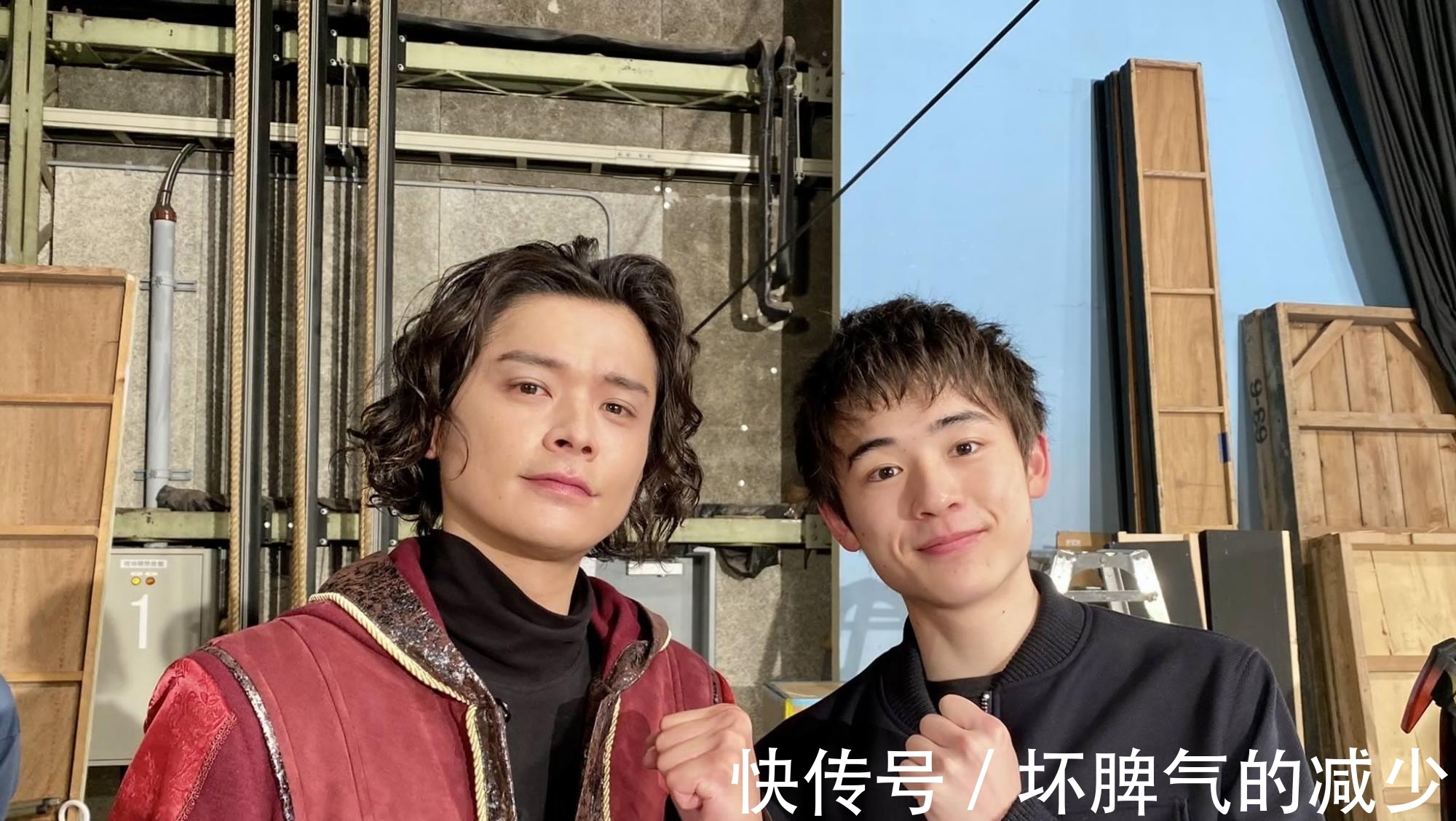 真理|假面骑士圣刃:所罗门退场纪念照 回隔壁战队继续做寿司的真剑金