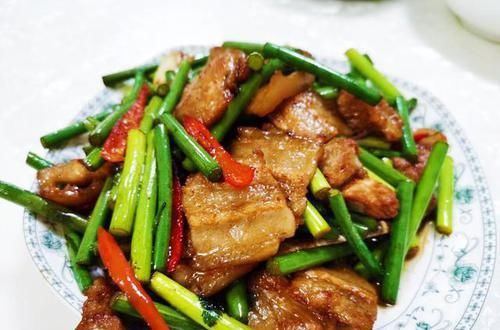 去朋友家吃饭，他媳妇随意做了8道菜，走时心想：下次不能再来了