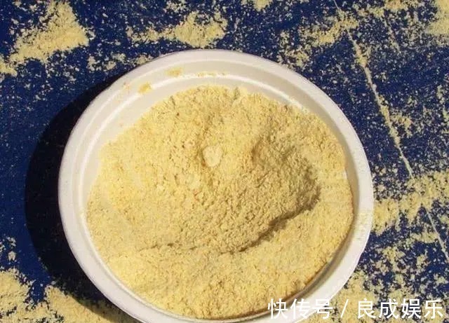 蘸饵|天气越来越冷,用蚯蚓钓鱼,多一个小步骤事半功倍