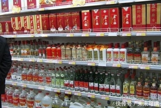 粮食|超市里的4种白酒,因太便宜无人问津,其实都是纯粮食酿的好酒