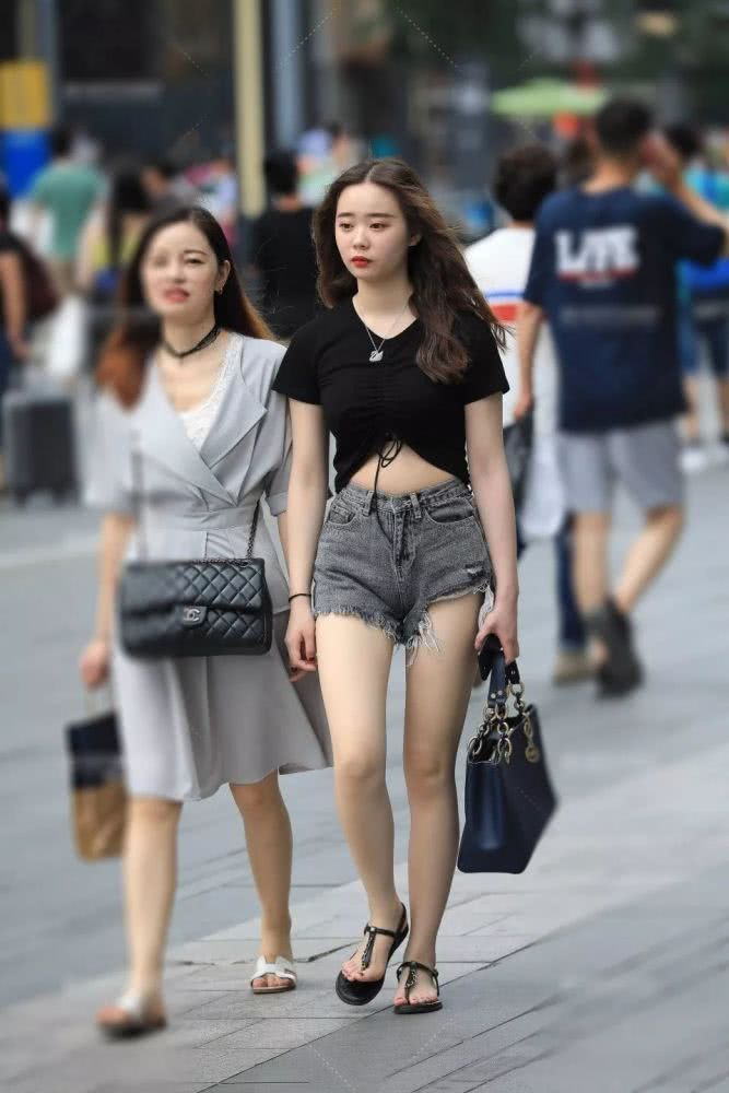 街拍美女极品清纯短牛仔小姐姐，走在街头，彰显女神风采