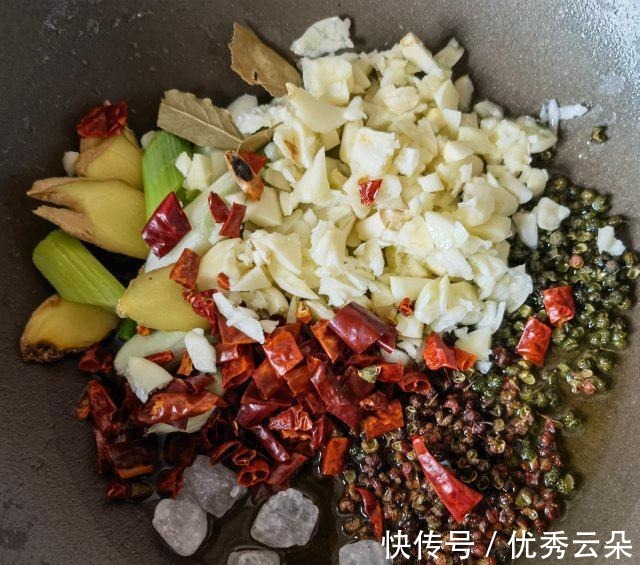 麻辣|芹菜洋葱炒龙虾尾,嘬一口龙虾尾,麻辣鲜香,好吃极啦!