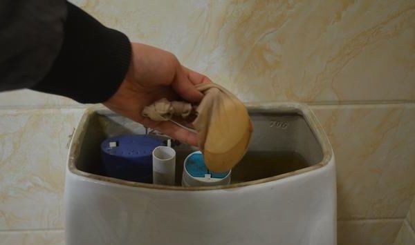 马桶里放一块香皂，没想到作用这么厉害，解决了家家户户的大烦恼！