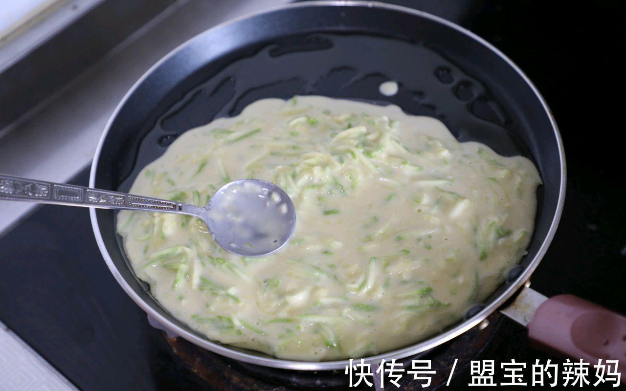 早餐|早起10分钟，给家人做茭瓜鸡蛋饼，鲜嫩可口，卫生还省钱