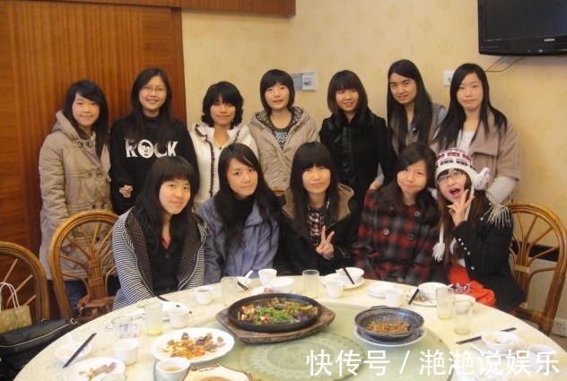 生育期|妹妹23岁生娃,姐姐31岁生娃,双胞胎姐妹再同框,差距不是一般大