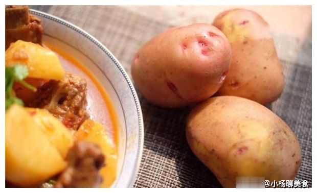 爱吃西红柿炖牛腩？详细做法教给你，牛腩软烂入味，汤汁红润香甜