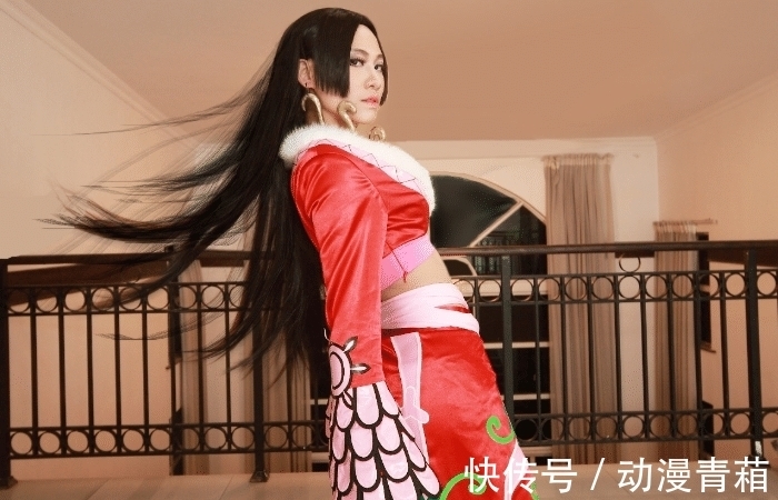 黄猿|《海贼王》cosplay神还原,女帝霸气回眸,黄猿打破“次元壁”