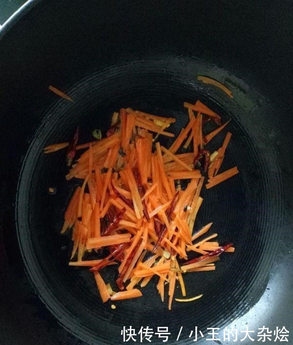 炒豆芽时加点“它”,豆芽更加清脆爽口,没有豆腥味!