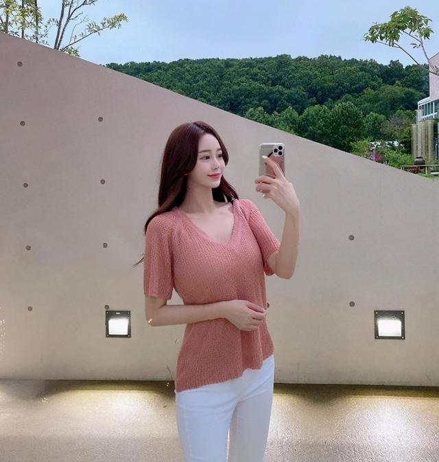 十足|美女街拍:豹纹上衣搭配黑色热裤,清爽舒适,酷劲十足
