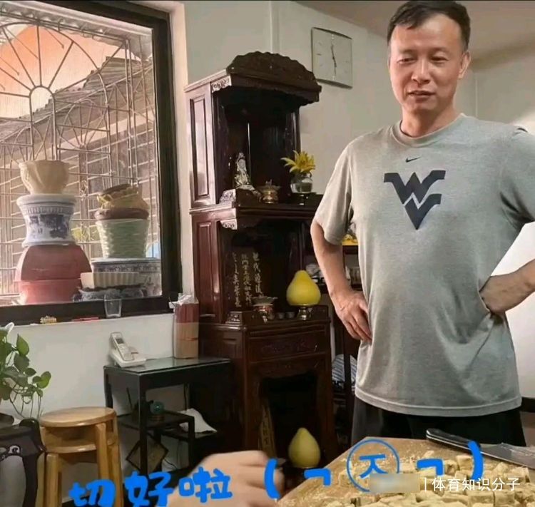 恩师|全红婵做牛扎糖恩师旁边观察！红姐请外援帮忙，做成后一顿显摆