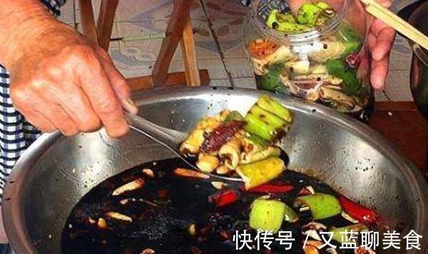 腌黄瓜时,洗净直接撒盐就“废了”,多加这一步,黄瓜酸脆好保存