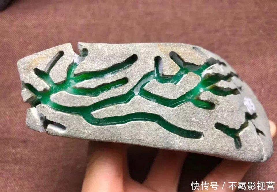 放置3年无人看上的原石,姑娘自信拿下,开窗爆满色,切开后呆了