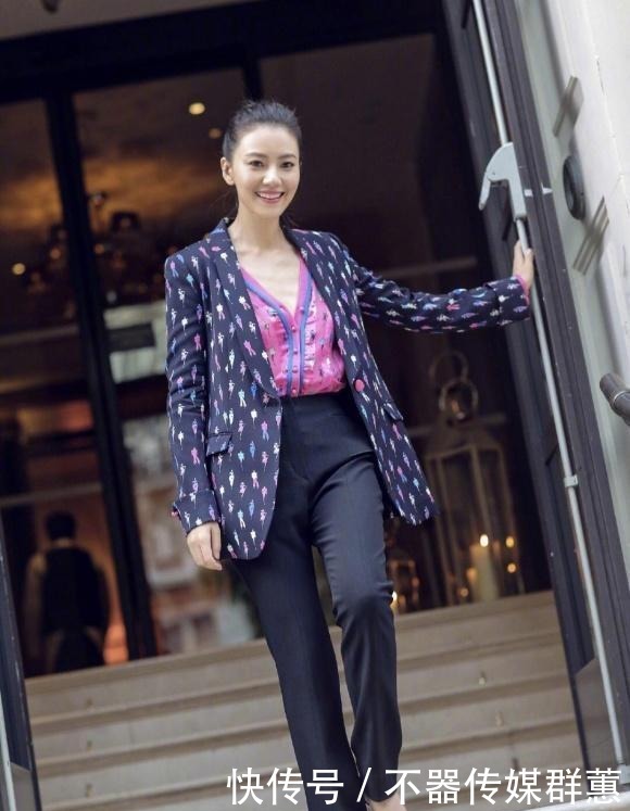 国民女神|白色斗篷西装别致优雅，搭配同系喇叭裤，展现复古式高级气场