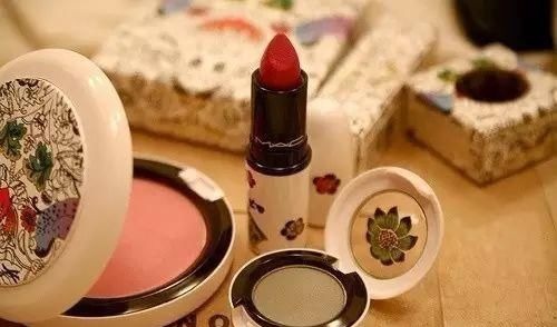 哑光唇 口红太贵?姑娘只用了1支口红 画出了8种唇色!