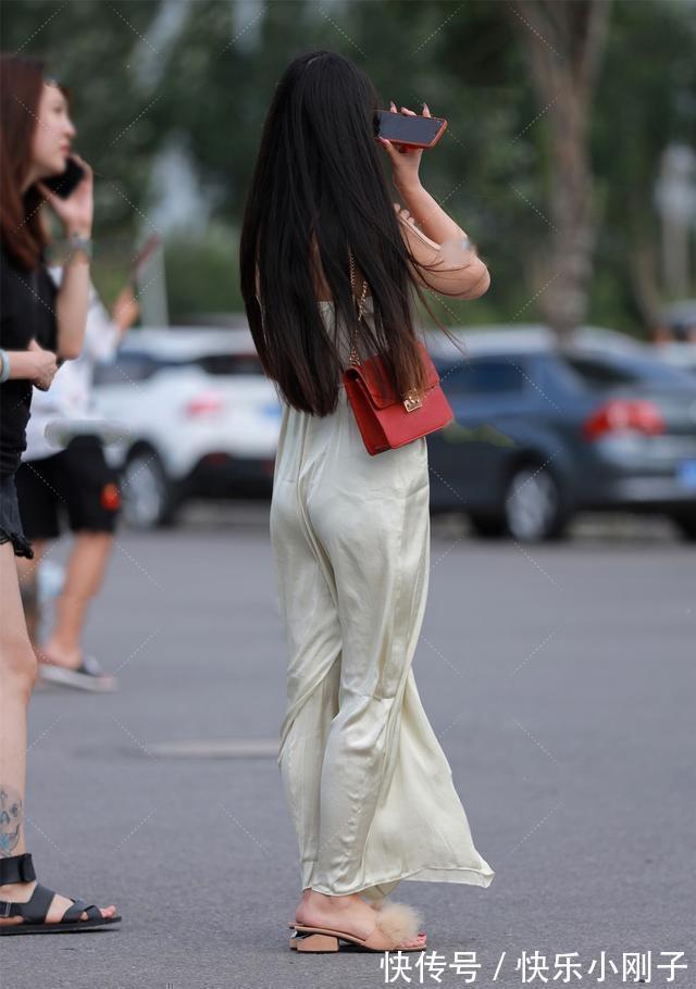 高腰 吊带裙最能展现淑女风范,晶莹剔透不食人间烟火,温柔甜美