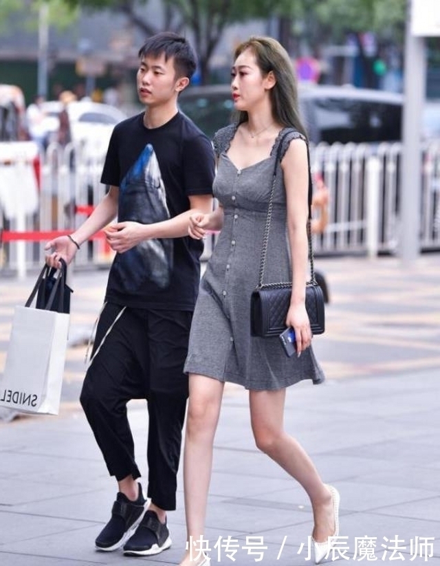 路人街拍，美女搭配黑色的修身打底衫，更显自信优雅