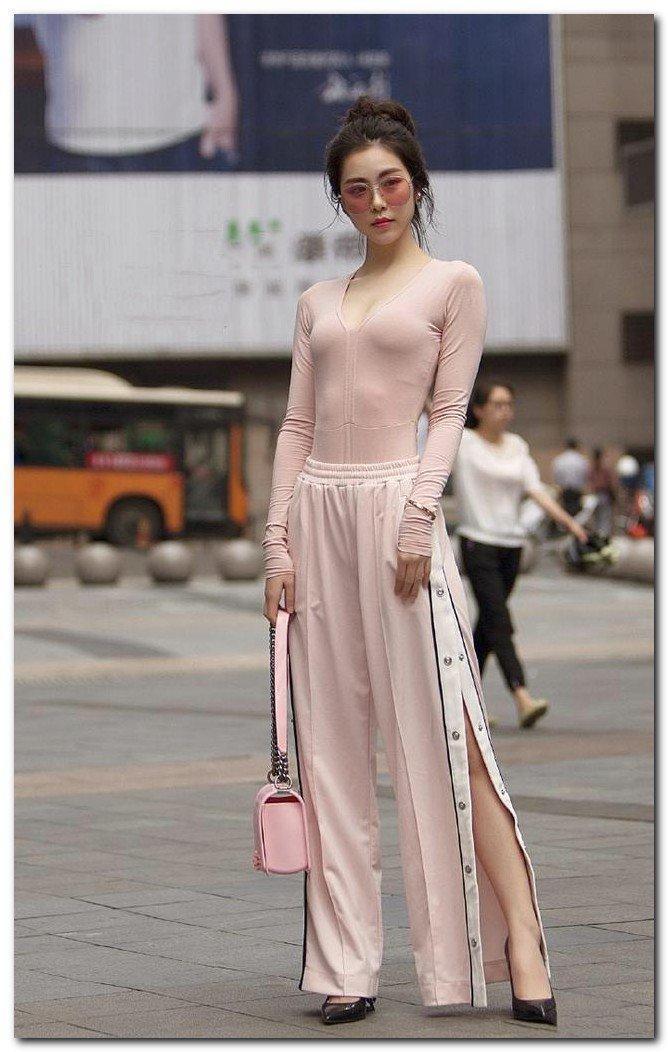 美女街拍灰色的紧身衣搭配超短热裤,让人眼前一亮